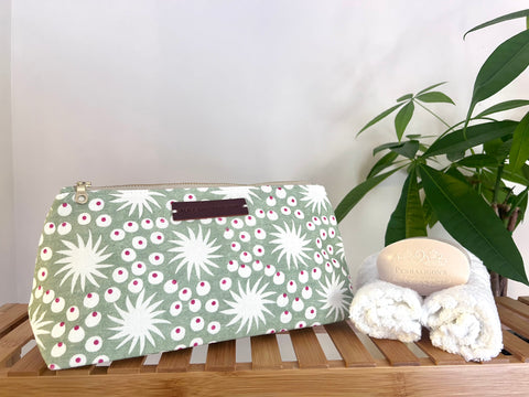 Washbag - Sundance Peapod and Winterberry on White